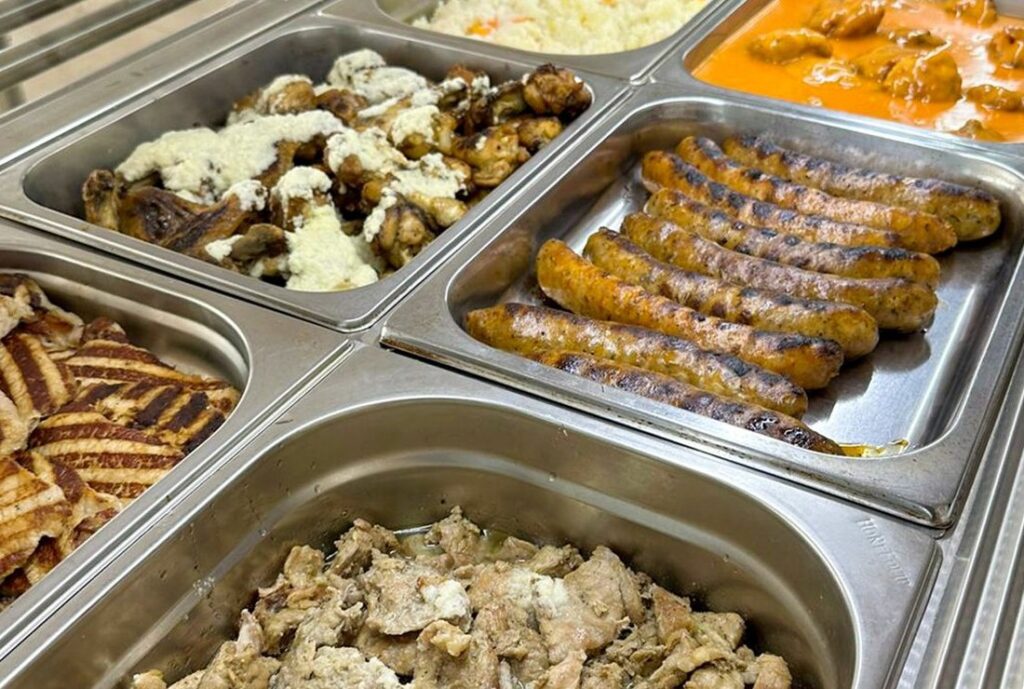 Preparate la grătar la bufetul restaurantului Perla Mării