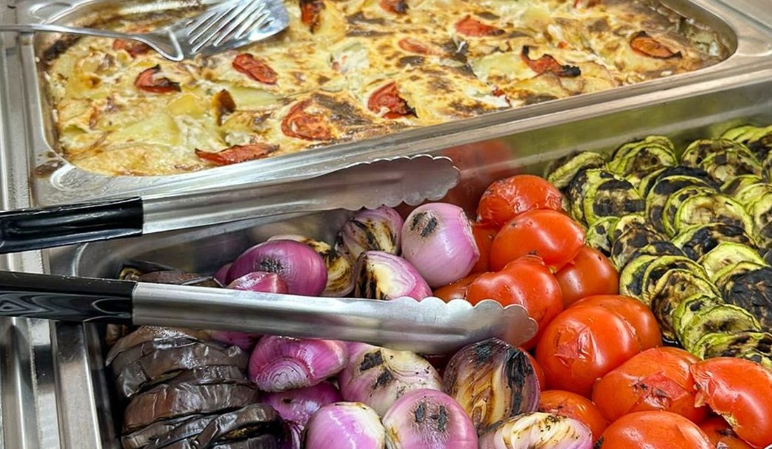 Preparate gratinate la bufetul Perla Mării