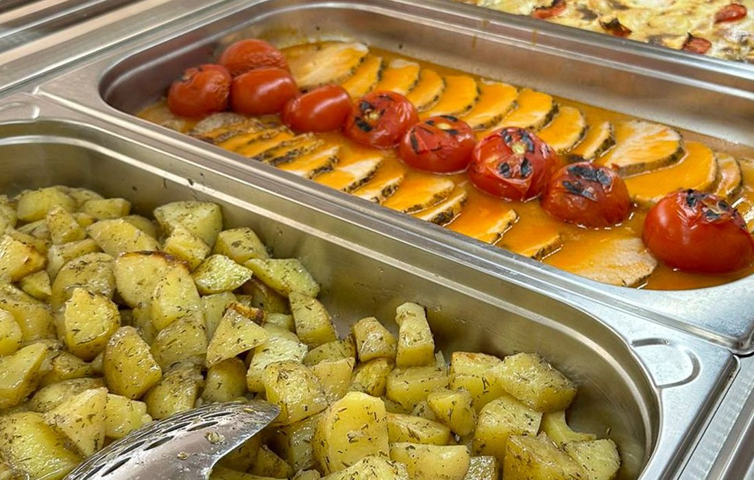 Pește și cartofi la bufetul Perla Mării