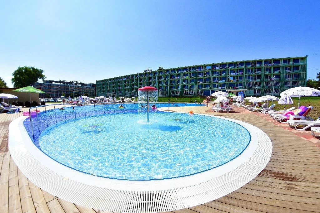 Piscina Hotelului Felix din Eforie Nord, cu fațada verde a hotelului în fundal