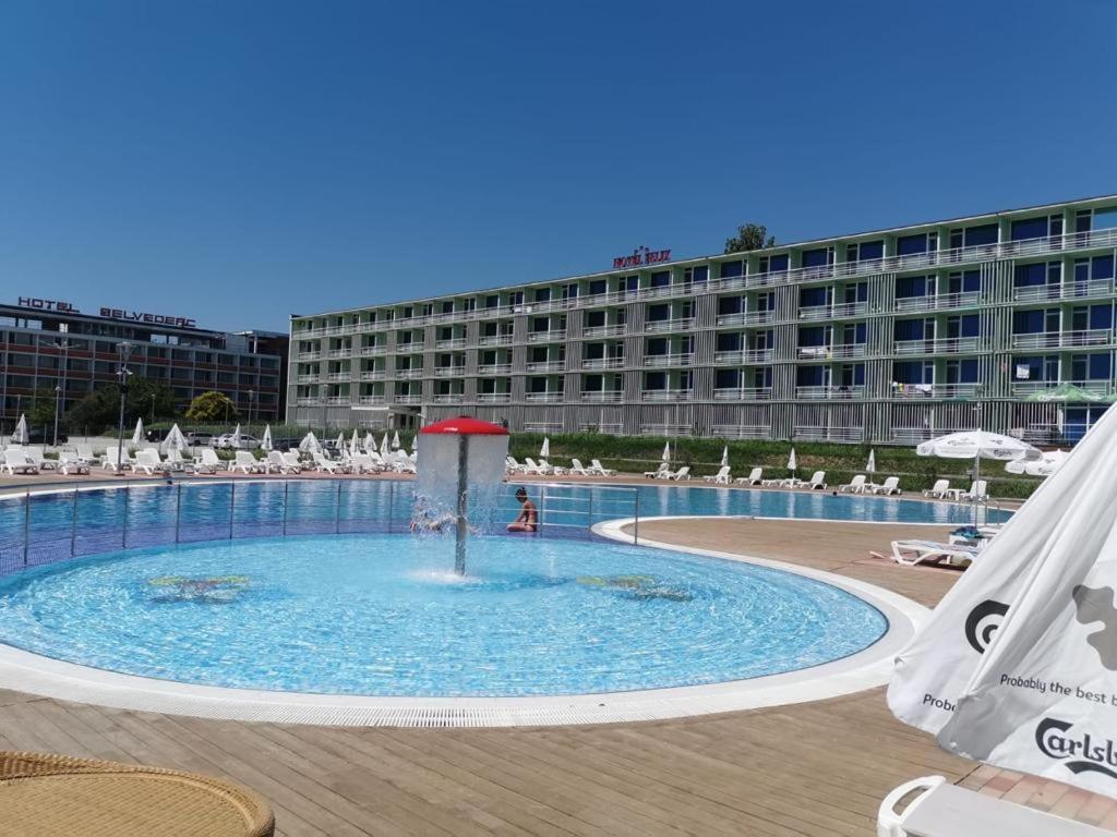 Piscina Hotelului Felix din Eforie Nord, cu hotelul în fundal