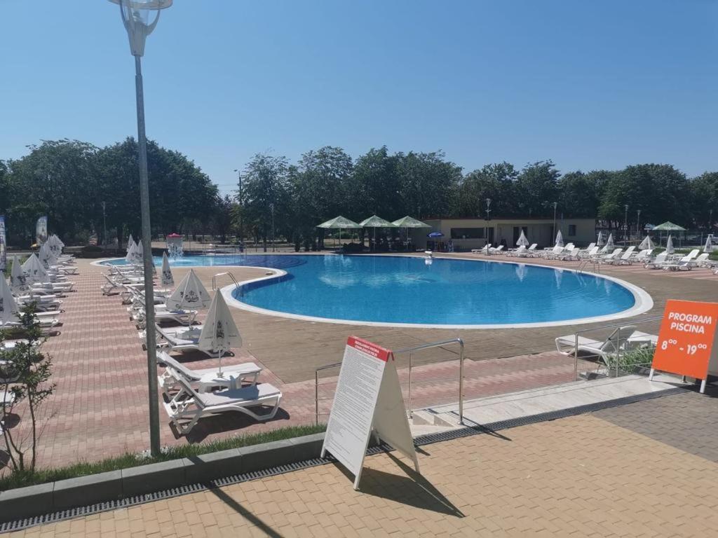 Terasa cu șezlonguri de la piscină