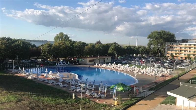 Piscina Hotelului Felix din Eforie Nord, văzută de sus