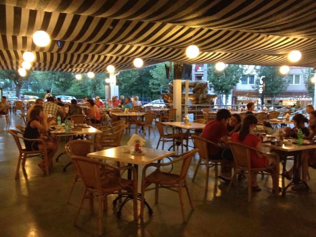 Terasa restaurantului de la Hotel Felix, seara